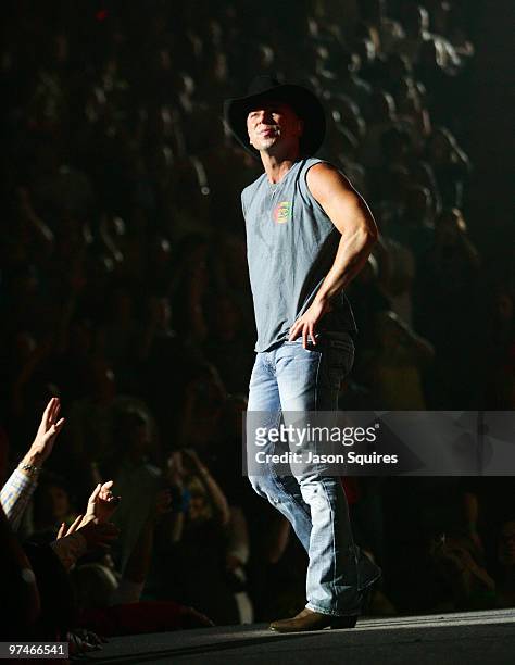 Singer/musician Kenny Chesney performs at the Sprint Center on May 9, 2009 in Kansas City, Missouri.