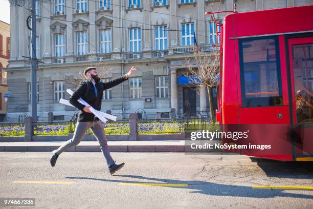 zakenman proberen te vangen van de bus - catch stockfoto's en -beelden