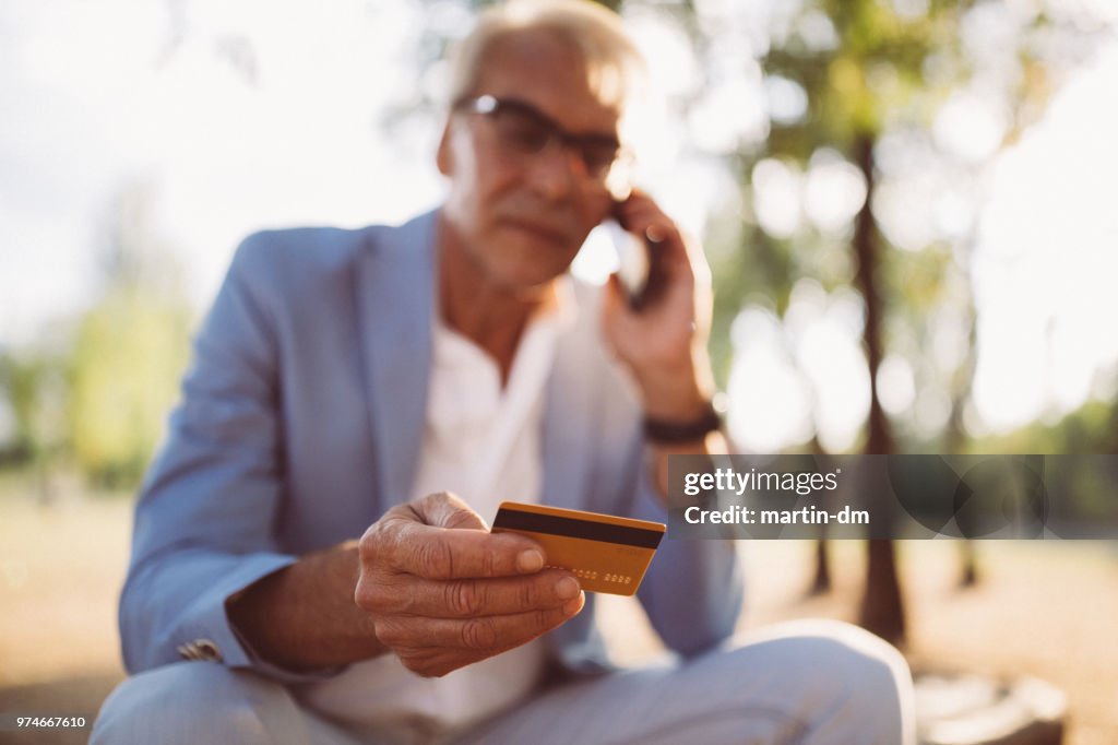 Senior woman Probleme mit Kreditkarte telefonieren die bank