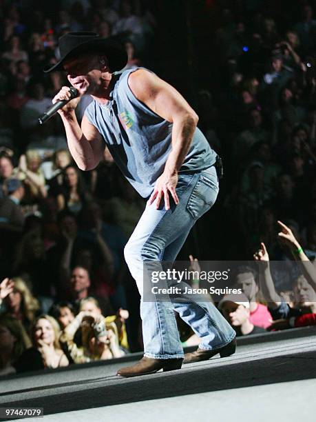Singer/musician Kenny Chesney performs at the Sprint Center on May 9, 2009 in Kansas City, Missouri.