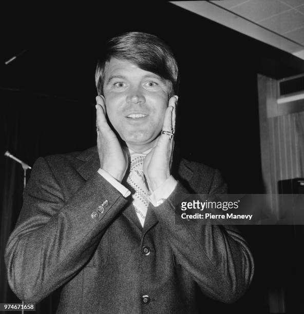 American singer, guitarist, songwriter, television host, and actor Glen Campbell , UK, 22nd April 1970.