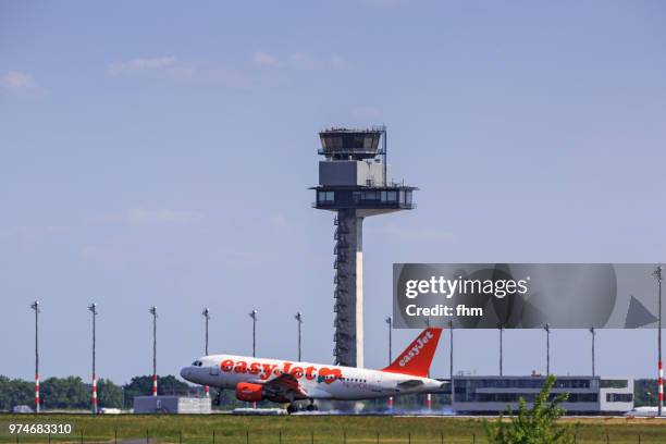 landing airplane at schönefeld airport (brandenburg, germany) - flughafen berlin schönefeld stock-fotos und bilder