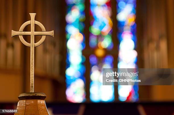 cross on church alter - religieus kruis stockfoto's en -beelden