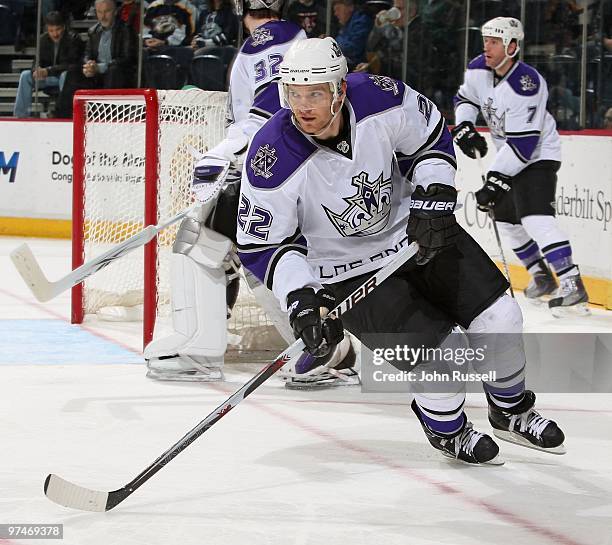 Jeff Halpern of the Los Angeles Kings skates against the Nashville Predators on March 4, 2010 at the Bridgestone Arena in Nashville, Tennessee.