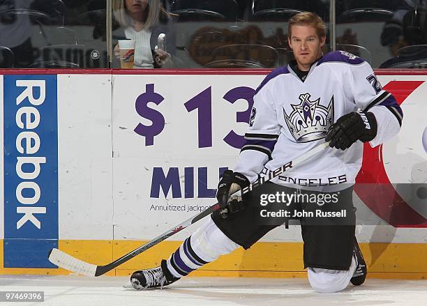 Jeff Halpern of the Los Angeles Kings skates against the Nashville Predators on March 4, 2010 at the Bridgestone Arena in Nashville, Tennessee.