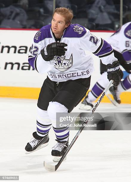 Jeff Halpern of the Los Angeles Kings skates against the Nashville Predators on March 4, 2010 at the Bridgestone Arena in Nashville, Tennessee.