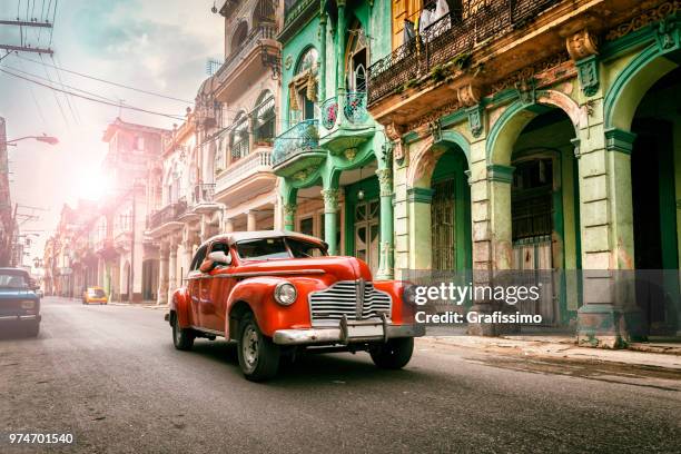 de vehículo vintage antiguo americano clásico en cuba ciudad de la habana vieja - cuba fotografías e imágenes de stock