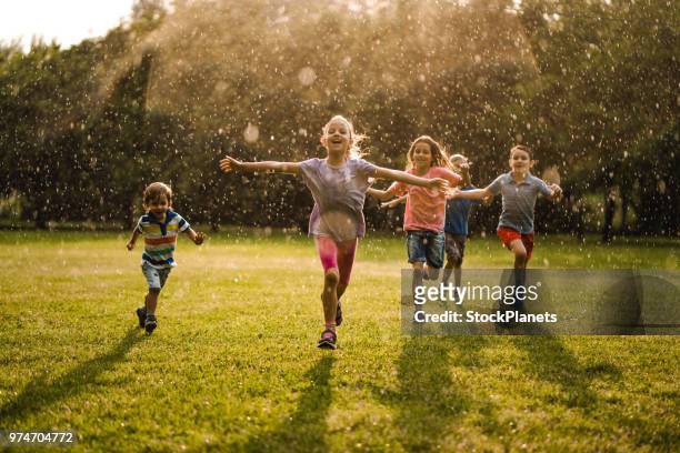 kinder freuen sich über laufen in der natur - child summer stock-fotos und bilder