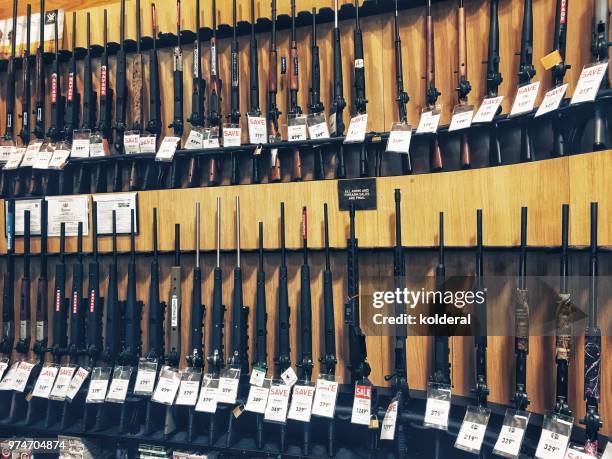 stand with shotguns for sale in usa - arme à feu photos et images de collection