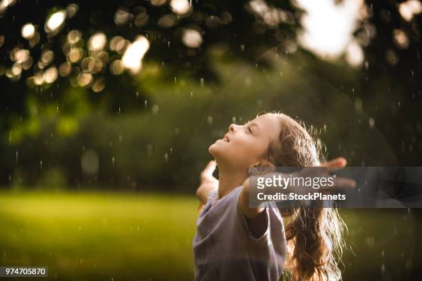 chica de belleza disfrutando de la lluvia en la naturaleza - inhaling fotografías e imágenes de stock