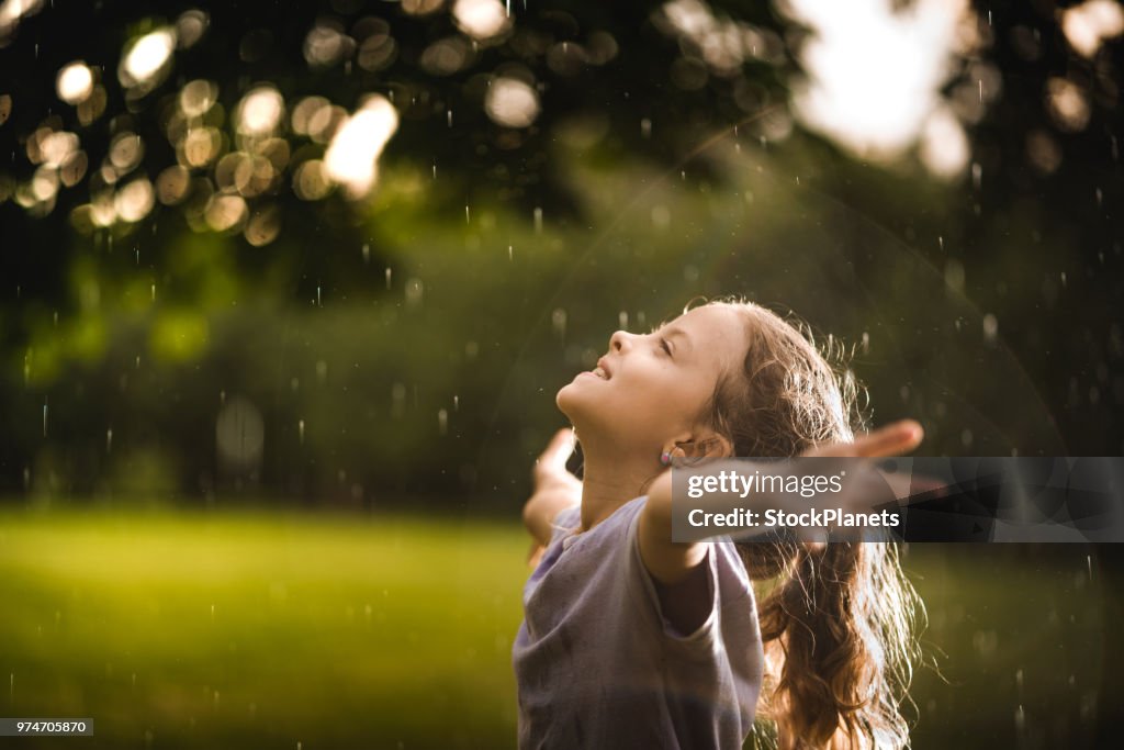 Menina de beleza na chuva na natureza