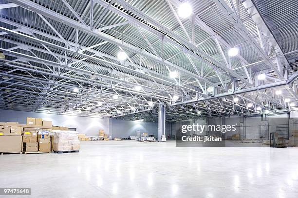 modern storehouse - hangar stockfoto's en -beelden