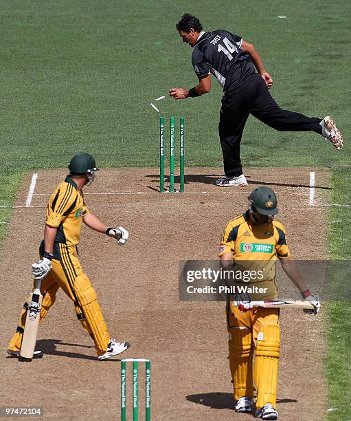 Daryl Tuffey of New Zealand runs out James Hopes of Australia during the Second One Day International match between New Zealand and Australia at Eden...