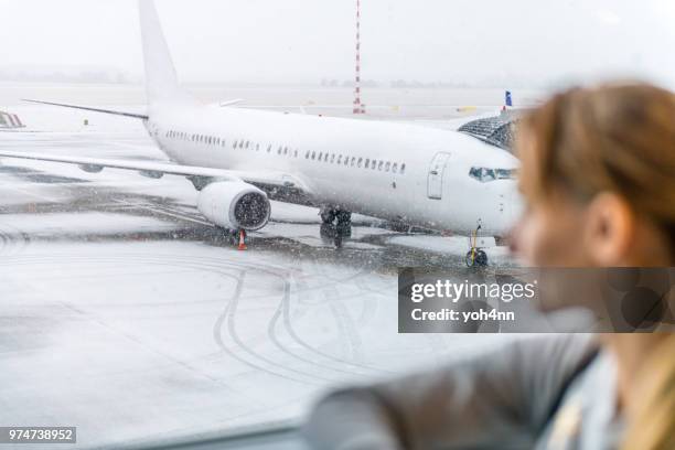 femme attendant au terminal de l’aéroport - yoh4nn photos et images de collection