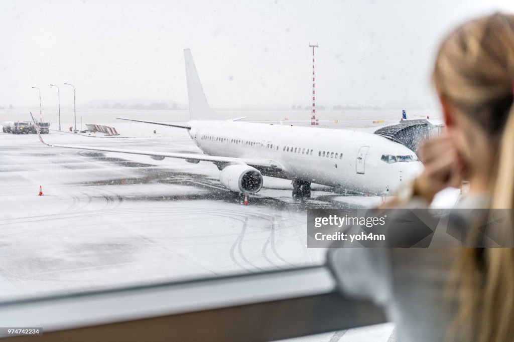 Mulher no aeroporto