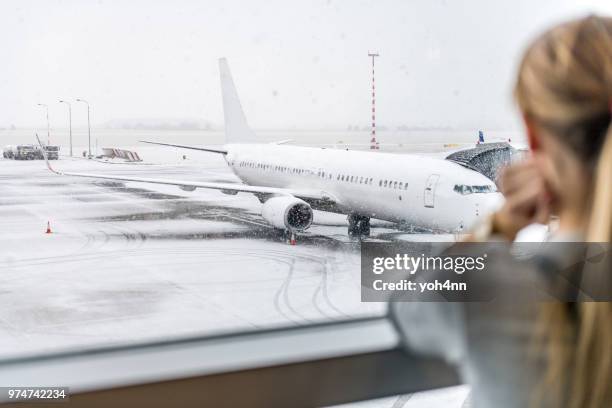 woman at airport - cancelamento imagens e fotografias de stock