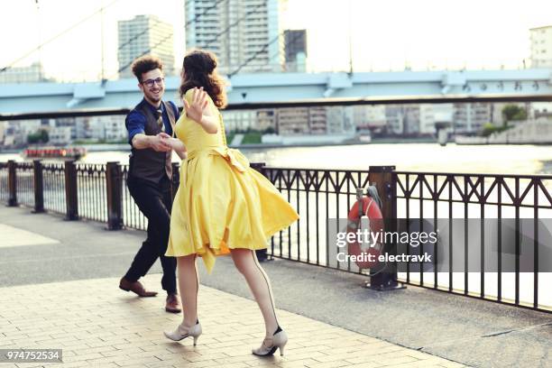 pareja bailando al atardecer - swing dance fotografías e imágenes de stock