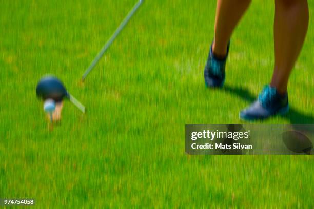 golfer on the tee box with broken golf club driver - broken golf club stock pictures, royalty-free photos & images