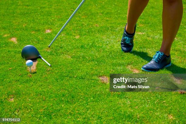 golfer on the tee box with broken golf club driver - breaker box stockfoto's en -beelden