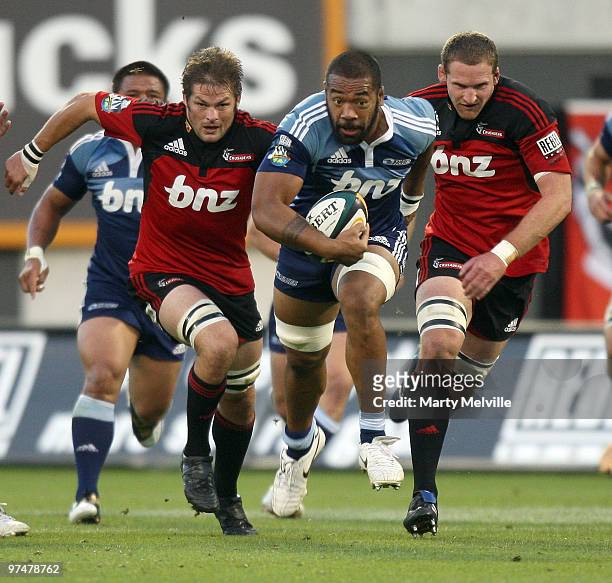 Viliami Ma'afu of the Blues out runs Richie McCaw captain and Kieran Read of the Crusaders during the round four Super 14 match between the Crusaders...