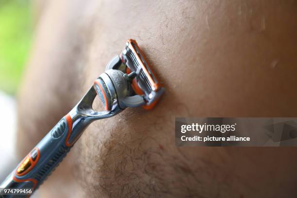 May 2018, Germany, Munich: Black chest hair and a shaver seen on a man in a sports centre. Photo: Felix Hörhager/dpa