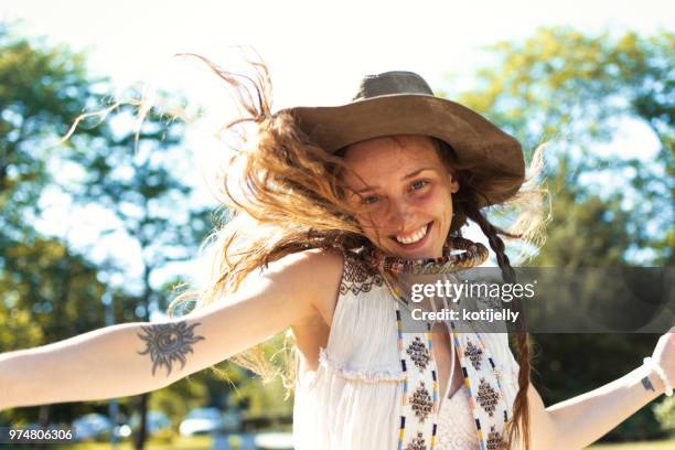 mujer bonita rubia - bijou fotografías e imágenes de stock