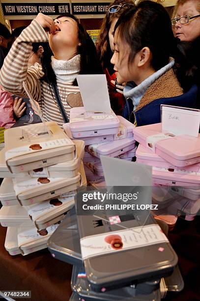 Chine-France-alimentation-consommation Chinese children taste chocolate before buying at a stall of the Salon du Chocolat in Shanghai on January 21,...