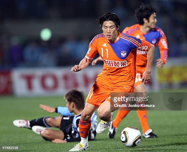 Kisho Yano of Albirex Niigata competes for the ball during the J.League match between Kawasaki Frontale and Albirex Niigata at Todoroki Stadium on...