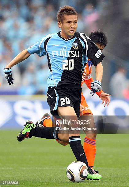 Junichi Inamoto of Kawasaki Frontale in action during the J.League match between Kawasaki Frontale and Albirex Niigata at Todoroki Stadium on March...