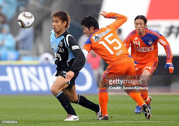 Hiroyuki Taniguchi of Kawasaki Frontale and Isao Homma of Albirex Niigata compete for the ball during the J.League match between Kawasaki Frontale...