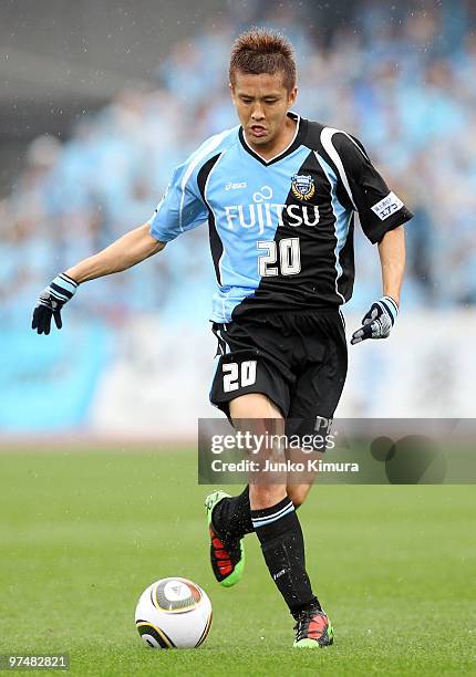 Junichi Inamoto of Kawasaki Frontale in action during the J.League match between Kawasaki Frontale and Albirex Niigata at Todoroki Stadium on March...