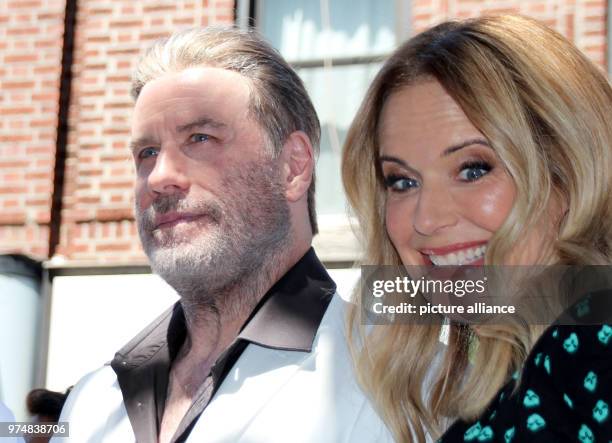 June 2018, New York, USA: The US Hollywood star John Travolta and his wife, actress Kelly Preston, celebrate in front of the food stall "Lenny's...