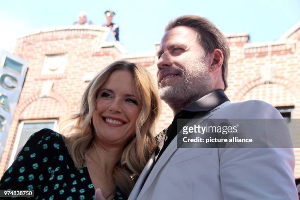 June 2018, New York, USA: The US Hollywood star John Travolta and his wife, actress Kelly Preston, celebrate in front of the food stall "Lenny's...