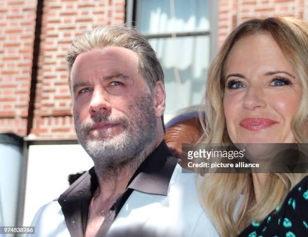 June 2018, New York, USA: The US Hollywood star John Travolta and his wife, actress Kelly Preston, celebrate in front of the food stall "Lenny's...