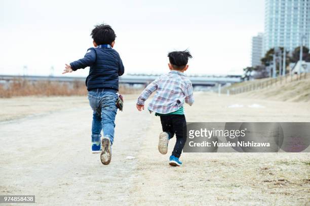 running boys - 家族　日本人　走る ストックフォトと画像