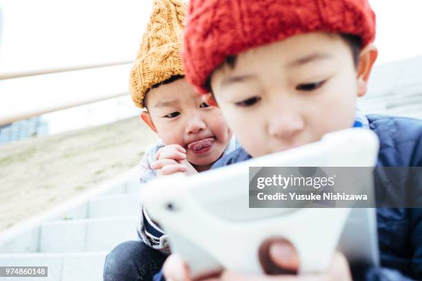 boys who operates a tablet - wap foto e immagini stock