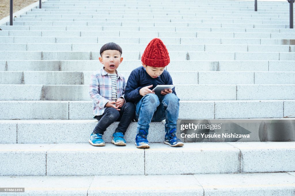 Boys who operates a tablet