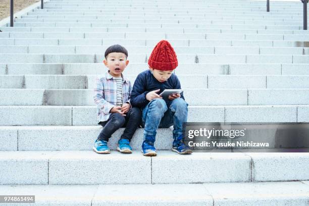 boys who operates a tablet - wap foto e immagini stock