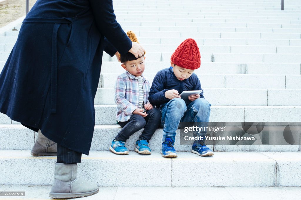 Boys who operates a tablet