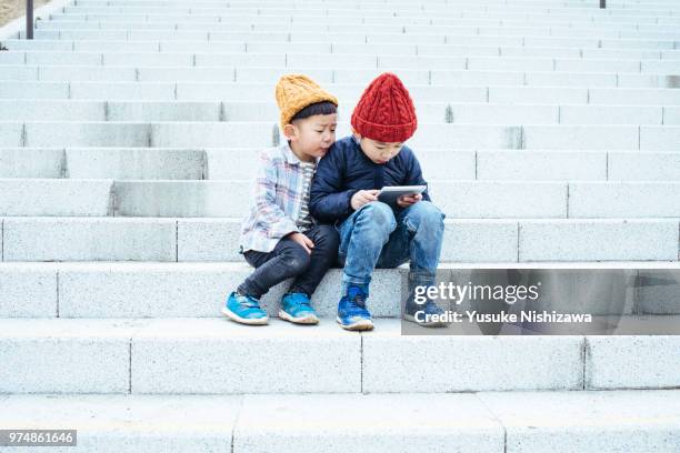 boys who operates a tablet - wap stockfoto's en -beelden