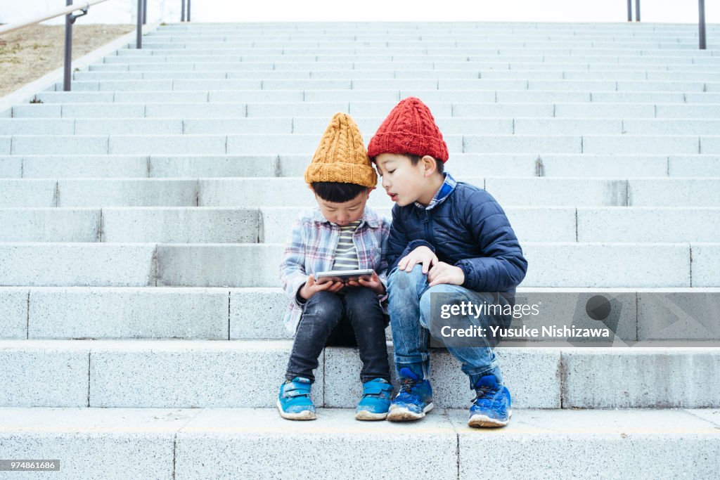 Boys who operates a tablet