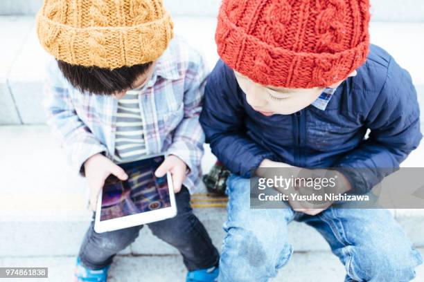 boys who operates a tablet - wap stock-fotos und bilder