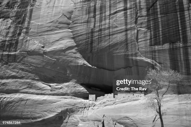 white house, canyon de chelly #2 - desert house day 2 imagens e fotografias de stock