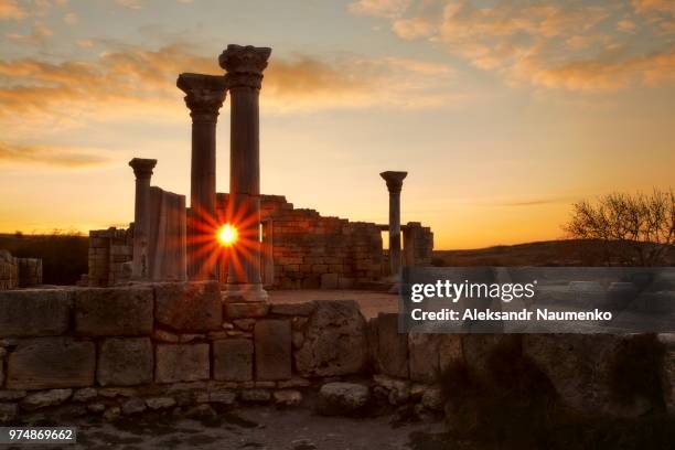 sun shining in between columns in chersonesus ruins, gagarin raion, sevastopol, crimea, ukraine - unesco stock-fotos und bilder