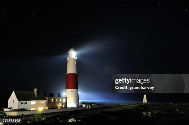 lighthouse at night, uk, isle of portland - insel portland england stock-fotos und bilder