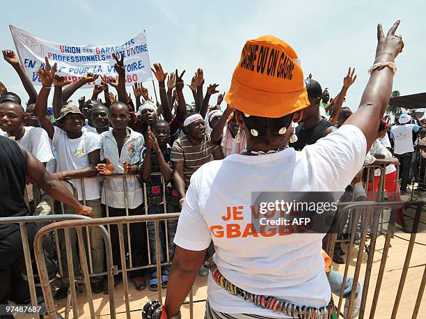 Female supporter wears a tee-shirt reading "I vote Gbagbo" as she wait for the arrival of the leader of the Ivorian "Patriots" and national youth...