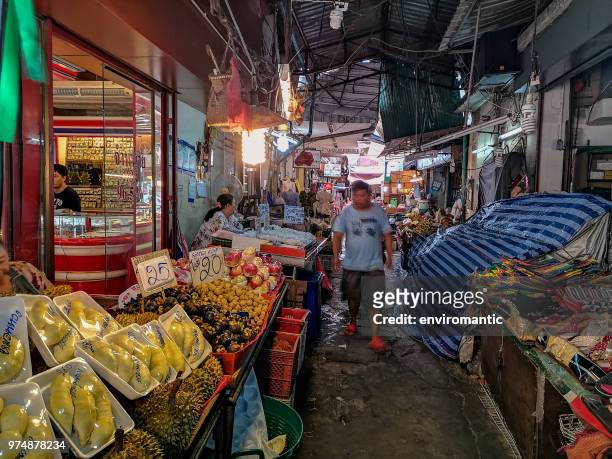 fruta fresca tailandesa, tienda de oro y abalorios para la venta en antiguo tradicional y diversos worawot mercado chiang. - famous food programa de televisión fotografías e imágenes de stock
