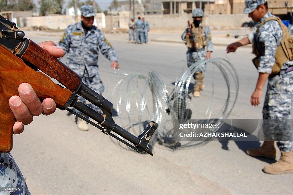 Iraqi police commandos install barbed wi
