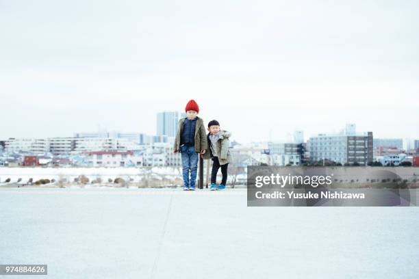 brothers standing side by side - voor hem en haar stockfoto's en -beelden