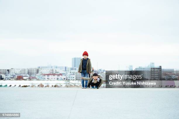 brothers taking a pose - voor hem en haar stockfoto's en -beelden